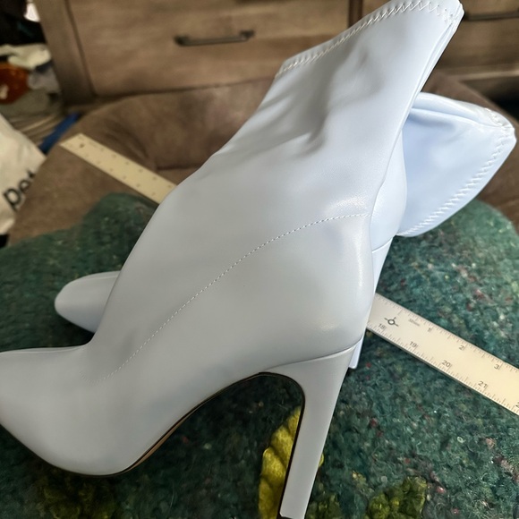 no brand, new boots. no pebbling on soles. 4-inch heel. - Picture 6 of 6